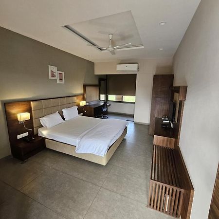 Club Azzurro Resort - Nalsarovar Nānodra Extérieur photo